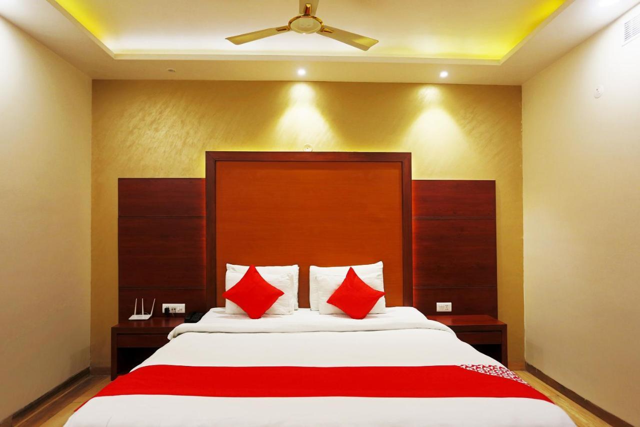 Capital O Green Palms Near Jhilmil Metro Station Hotel New Delhi Buitenkant foto