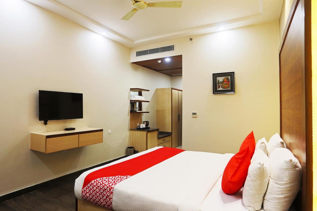 Capital O Green Palms Near Jhilmil Metro Station Hotel New Delhi Buitenkant foto