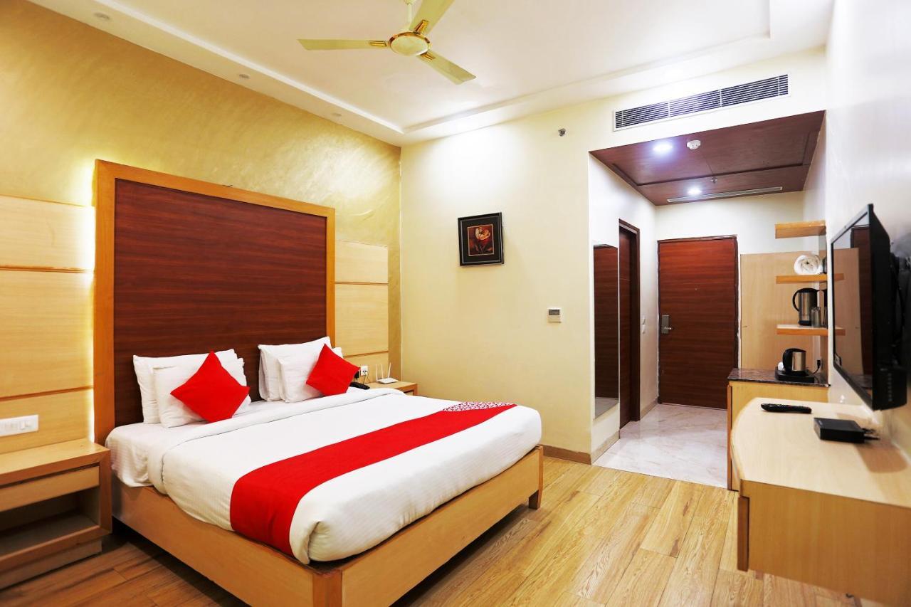 Capital O Green Palms Near Jhilmil Metro Station Hotel New Delhi Buitenkant foto