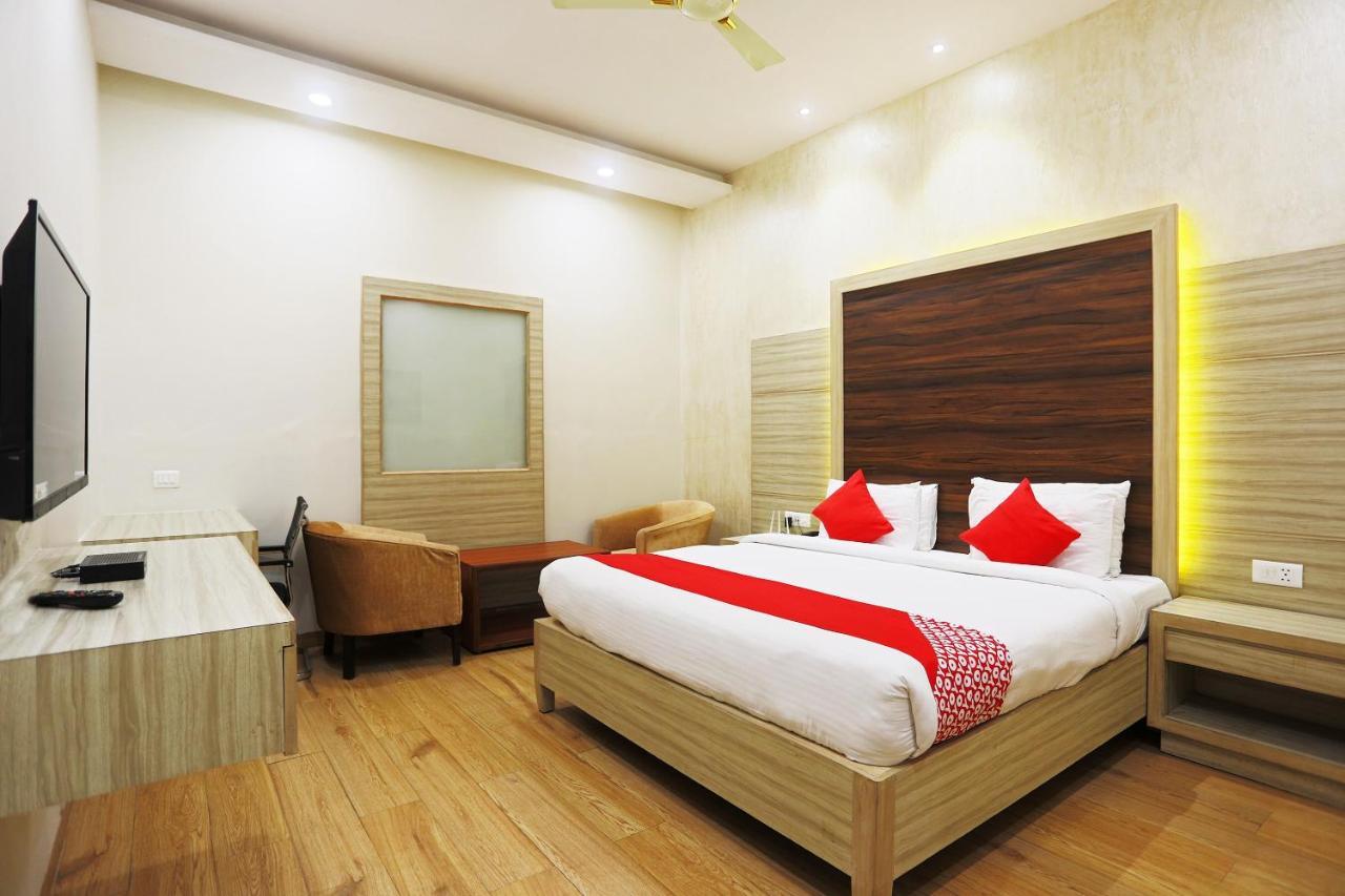 Capital O Green Palms Near Jhilmil Metro Station Hotel New Delhi Buitenkant foto