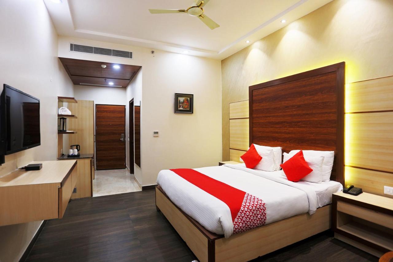 Capital O Green Palms Near Jhilmil Metro Station Hotel New Delhi Buitenkant foto