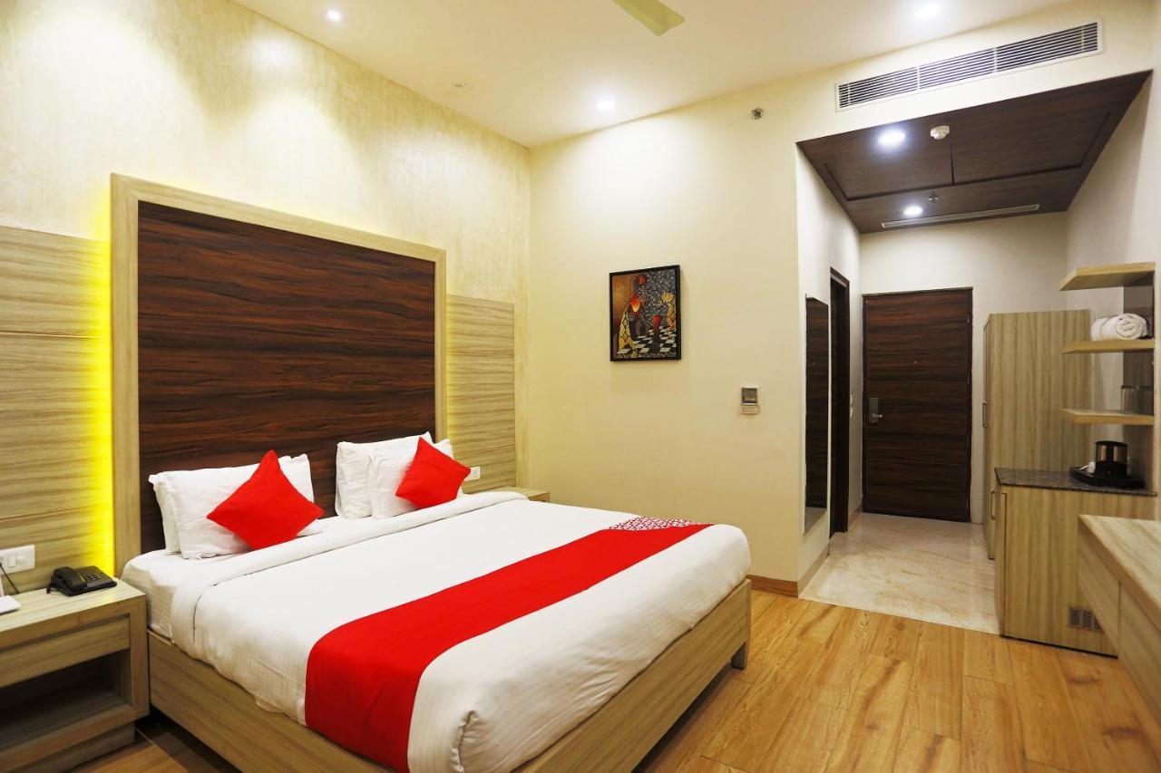 Capital O Green Palms Near Jhilmil Metro Station Hotel New Delhi Buitenkant foto